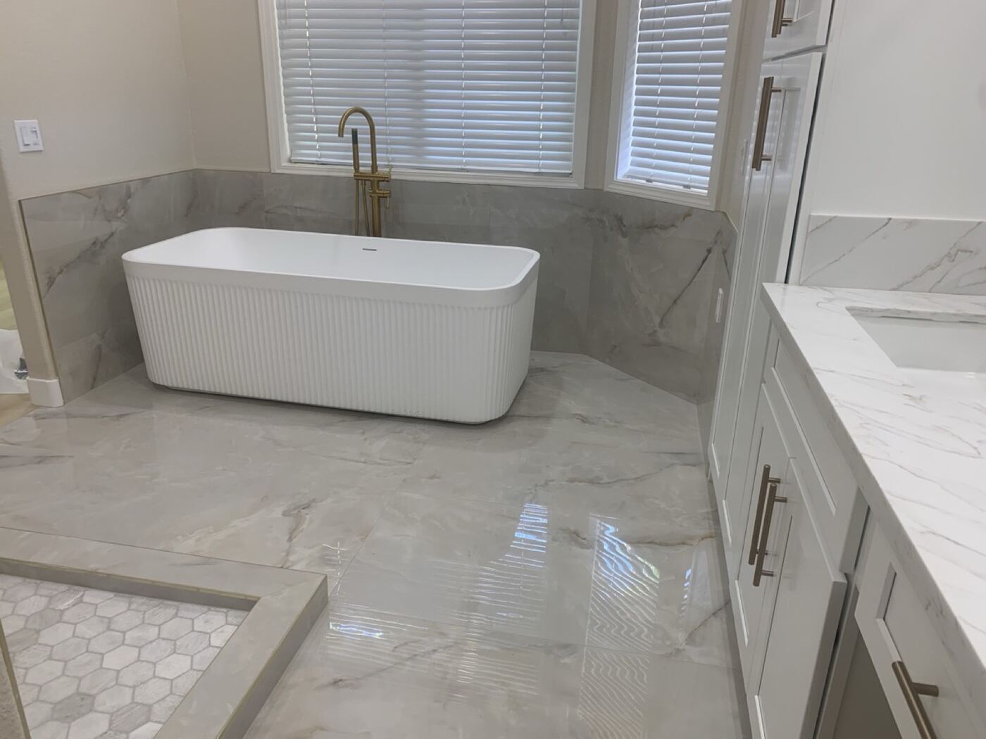Marble-look bathroom tile floor after Timla hard-floor care